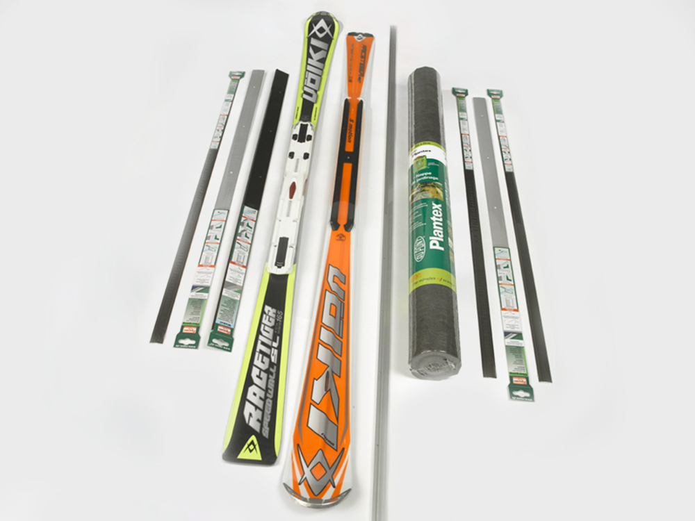 Abbildung von Skiern, Leisten und diversen Langteilen in der Folienverpackung